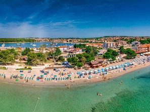 Wasser, Himmel, Pflanze, Gebäude, Azurblau, Natürliche Landschaft, Baum, Gewässer, Strand, Terrain