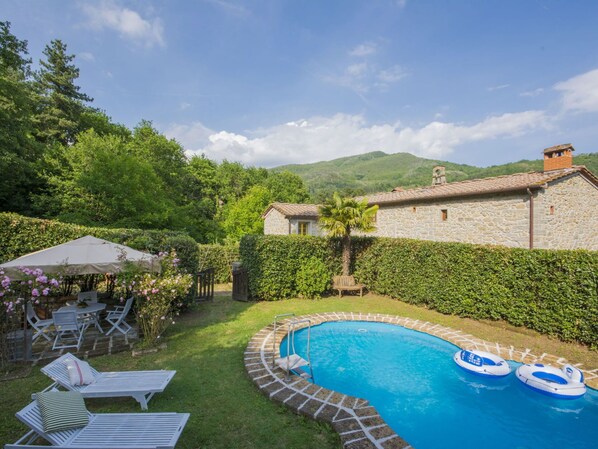 L'Eau, Nuage, Ciel, Plante, Bâtiment, Piscine, Chaise, Mobilier De Jardin, Arbre, Maison