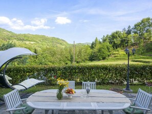 Himmel, Wolke, Pflanze, Tabelle, Möbel, Stuhl, Gartenmöbel, Tisch Im Freien, Schatten, Natürliche Landschaft