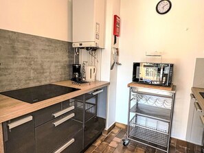 Küchengerät, Countertop, Major Appliance, Flooring, Möbel, Küche, Haushaltsgerät, Holz, Cabinetry, Interior Design