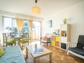 Möbel, Tabelle, Eigentum, Couch, Interior Design, Stuhl, Holz, Wohnzimmer, Fussboden, Bilderrahmen