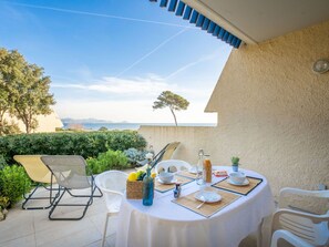 Table, Meubles, Plante, Ciel, Propriété, Bâtiment, Vaisselle, Nuage, Chaise, Bleu Azur