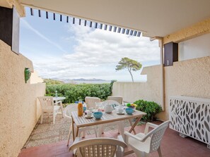 Ciel, Plante, Bâtiment, Propriété, Meubles, Table, Bleu Azur, Chaise, Bois, Nuage