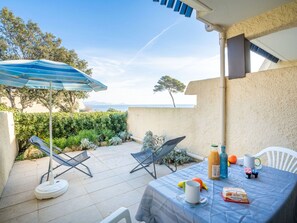 Ciel, Plante, Table, Meubles, Propriété, Nuage, Chaise, Bleu Azur, Bâtiment, Bleu