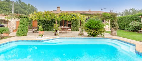 Villa à St Cézaire sur Siagne, la piscine et la terrasse