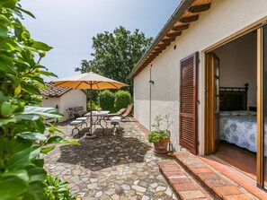 Vaisselle, Ciel, Table, Propriété, Plante, Meubles, Bâtiment, Nuage, Vaisselle, Coupe