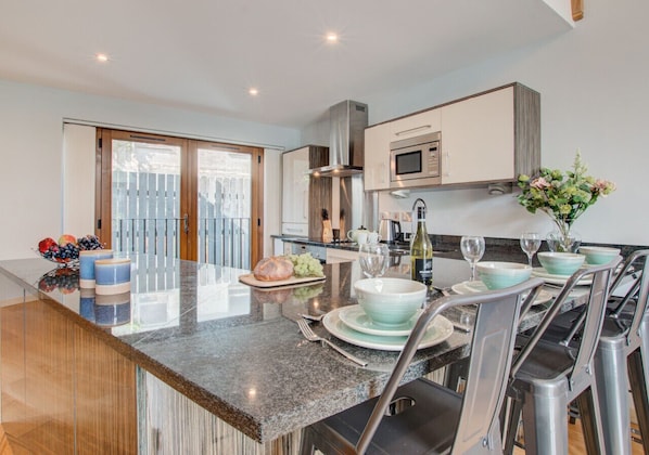 Kitchen / Dining area