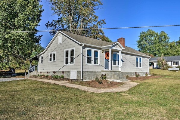 Hudson Vacation Rental | 3BR | 1BA | 1,064 Sq Ft | Stairs Required