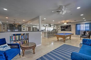 Living Room | Free WiFi | Smart TV | Air Conditioning