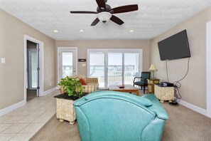 Ceiling Fan, Indoors, Flooring, Rug, Screen