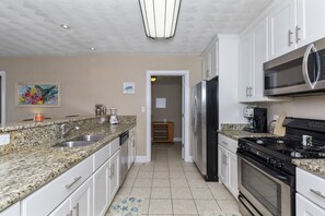 Flooring, Indoors, Room, Floor, Oven