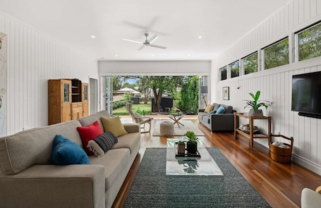 Huge bright entertaining space with chefs fully equipped kitchen and large dining table