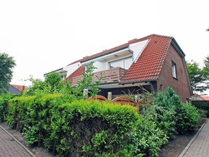 Pflanze, Himmel, Gebäude, Baum, Grundstueck, Strauch, Nachbarschaft, Gehölz, Urban Design