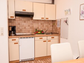 Cabinetry, Countertop, Spüle, Herd, Sinken, Gebäude, Küchengerät, Küche, Interior Design, Holz