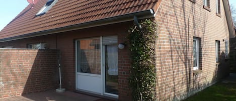 Plant, Window, Property, Building, Sky, Wood, House, Land Lot, Cottage
