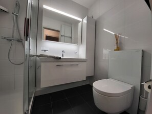 Spiegel, Eigentum, Armatur, Sinken, Gebäude, Zapfhahn, Bad Sink, Badezimmer, Toilleten Sitz
