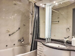 Mirror, Plumbing Fixture, Tap, Bathroom Cabinet, Sink, Shower Head, Bathroom, Building, Shower Bar, Bathroom Sink