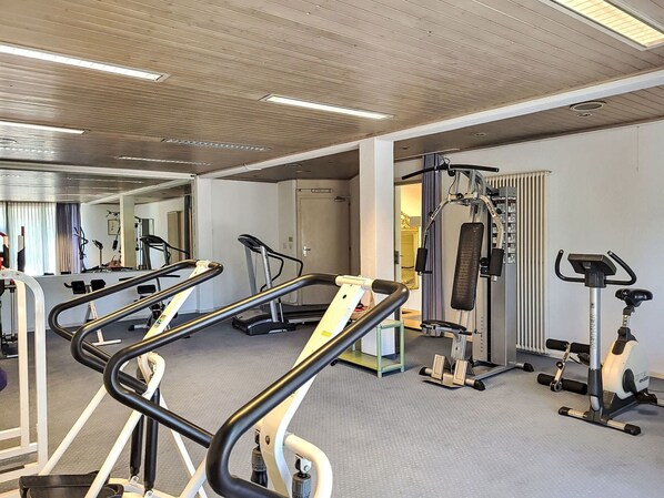 Trainingsgerät, Trainingsgeräte, Gebäude, Fitnessstudio, Interior Design, Fussboden, Flooring