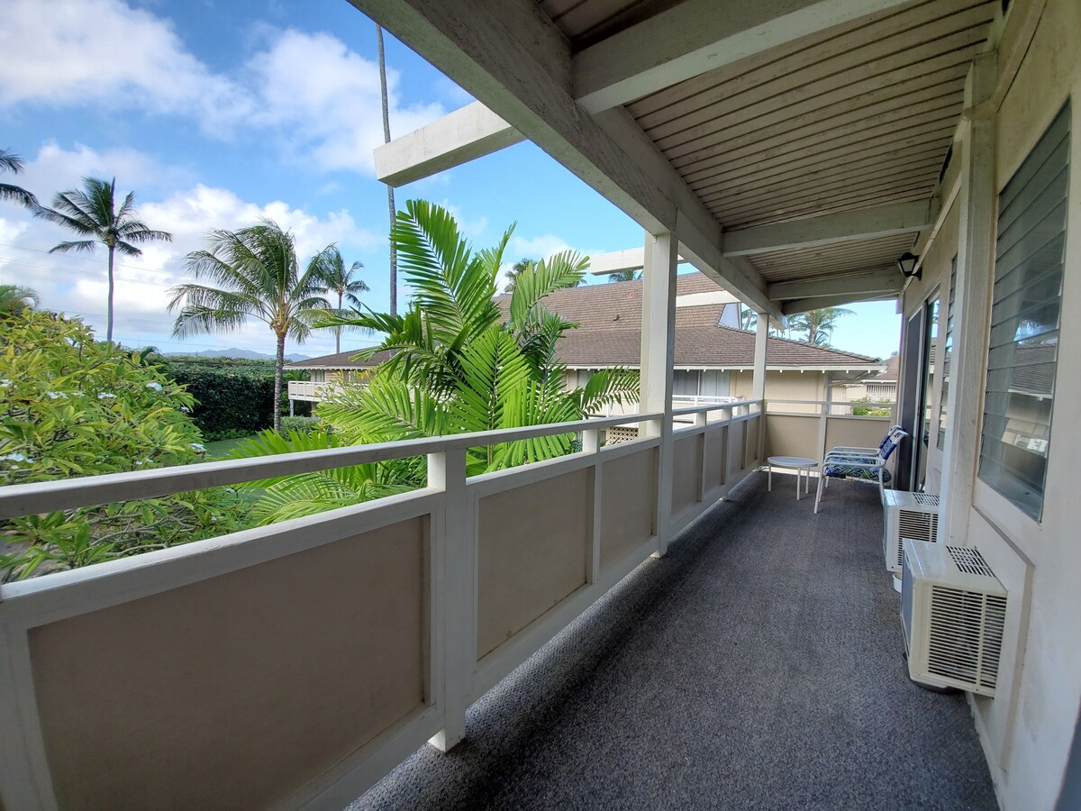 Central location, Steps to the Beach, & Convenience Shops, restaurants.