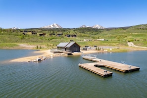 NEW! Lake House with hot tubs, beach and dock. Paddleboarding and Kayaking!
