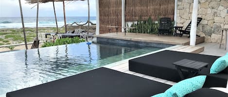 Villa Kiin - oceanfront infinity pool lounge area