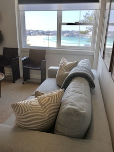 D'Luxe Designer Den Bondi- Ocean view apartment