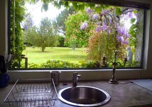 Vue sur le parc depuis la cuisine.