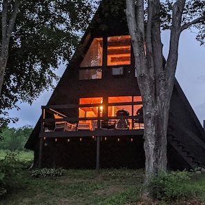 Shushan cabin overlooking a nature preserve 