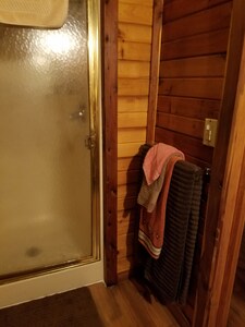 Cozy 2 rm pet friendly cabin- private lake - fishing & swimming - IndianCabin