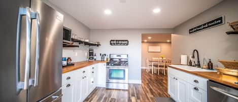 Kitchen: Fridge, stove, oven, dishwasher