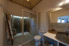 Ensuite bathroom with outside shower