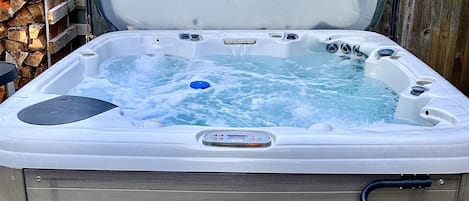 6 person hot tub