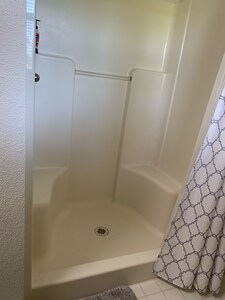 Romantic Riverside Cottage, Self Check-in,  EZ I-5 Exit #670 ReLAX! New Hot Tub!