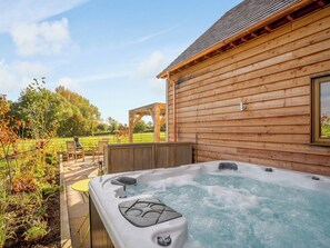Relaxing hot tub | Hare’s Furrow - Stop in the Sticks, Burton Overy