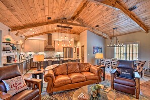 Living Room | Free WiFi | Fireplace