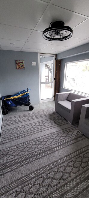 Screened in area w/ TV and seating