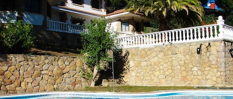 Piscina y exterior