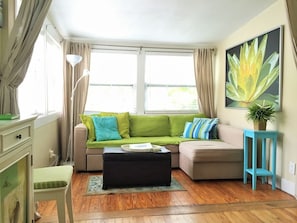 Pull out queen Couch in Livingroom it draws comfy seating orignal  HWfloors