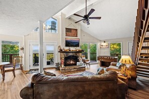 Cozy and comfortable with seasonal fireplace