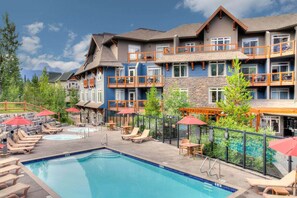 Blackstone Mountain Lodge pool and hot tubs are open year round