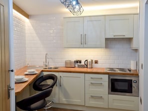 Kitchen and dining area | Chunal Apartment - Central Glossop, Glossop