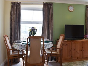 Compact dining area with garden views | Cowdea 2, Bettiscombe