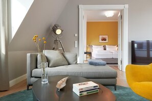 Wohnbereich Blick in Schlafzimmer 1