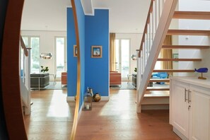 Wohnbereich. Eingangsbereich mit Treppe zur eigenen Dachterrasse