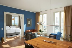 Wohnbereich. Blick in den Wohn-/Eßbereich u. Schlafzimmer mit Meerblick