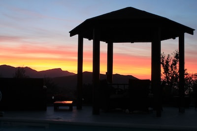 Magnífica villa con espectaculares vistas sobre las montañas y el mar.