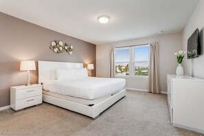 Modern Design bedroom of the townhouse in Kissimmee, Florida - Balanced color palette creating a soothing atmosphere - Elegant side lamps - Plenty of space to manage your personal belongings - Smart TV and Netflix