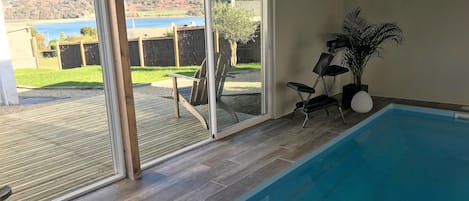 Vue mer Espace Piscine intérieure chauffée à 29° toute l'année et Hammam