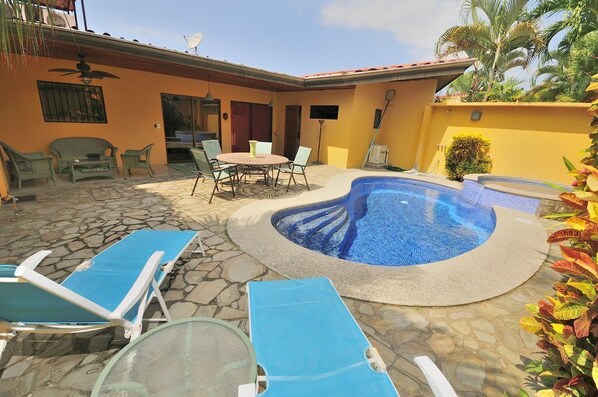 backyard courtyard & pool