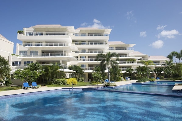 Palm Beach - Community Pool